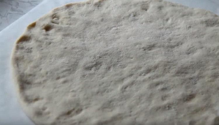 Level the dough in a circle.