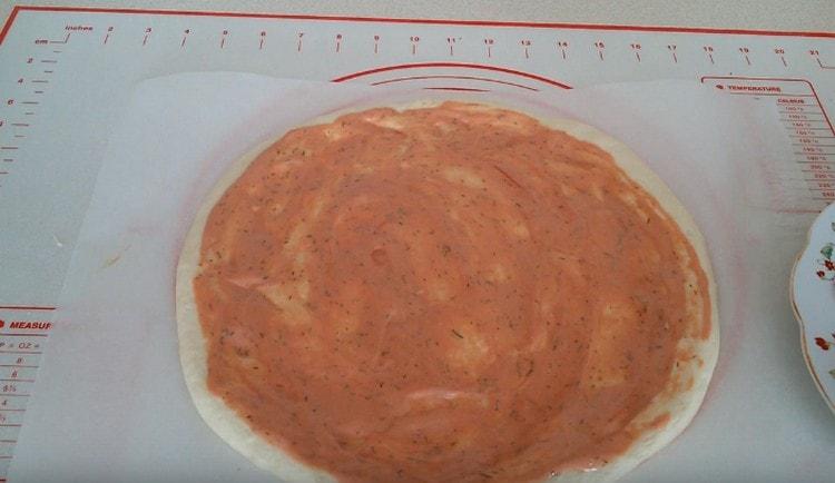 Lubricate our workpiece with sauce.