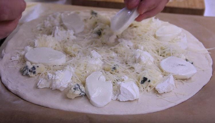 Add the mozzarella slices and sprinkle it all with parmesan.