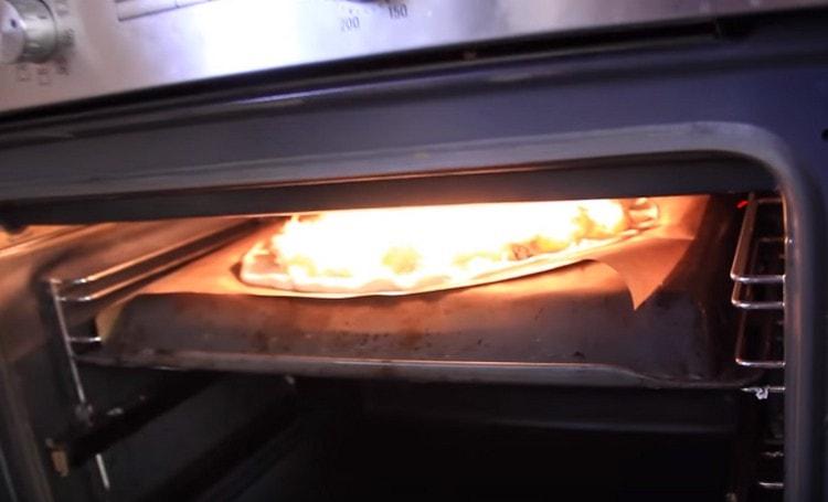 We send our pizza to the oven.