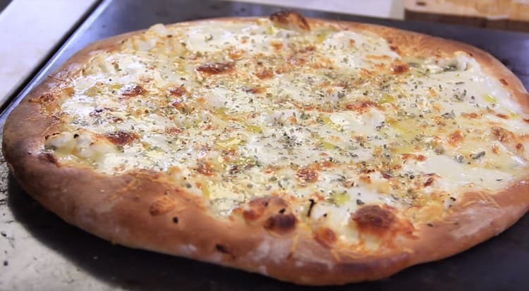 Pizza with cheese will be even more flavorful if you still sprinkle hot oregano on it.