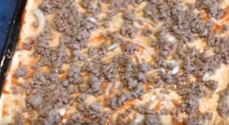 Next, make a layer of minced meat.