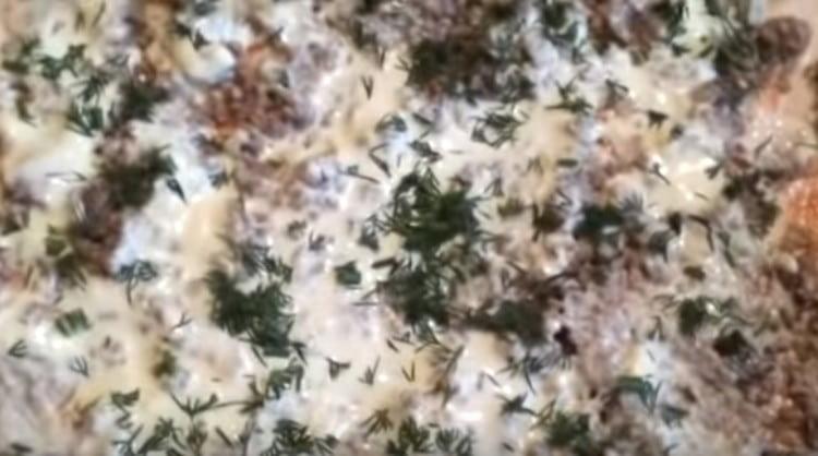 Lubricate the minced meat with liquid mayonnaise and sprinkle with chopped dill.