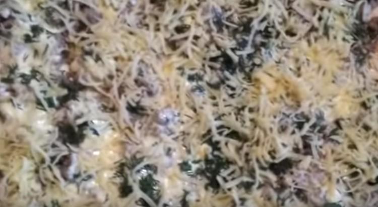 Next, sprinkle the workpiece with cheese.