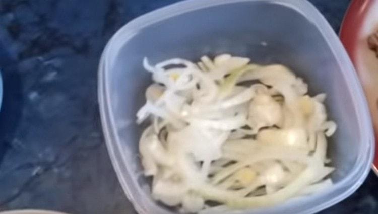 Onion cut into half rings.