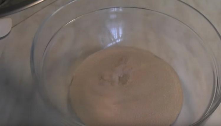 Pour water into a bowl, add salt, sugar and yeast.