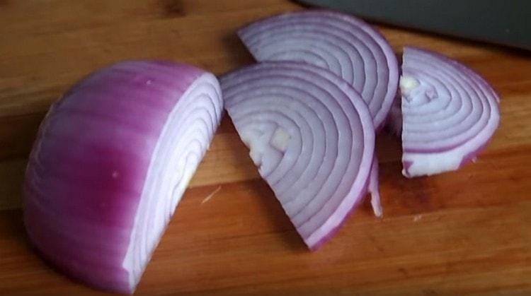 Cut the onion in half rings.