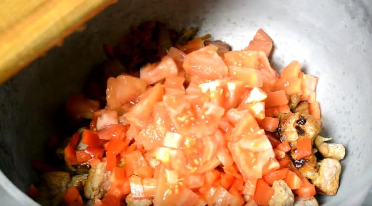 We shift vegetables to the cauldron.