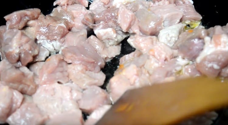 We cut the meat into pieces and fry it first in a pan.