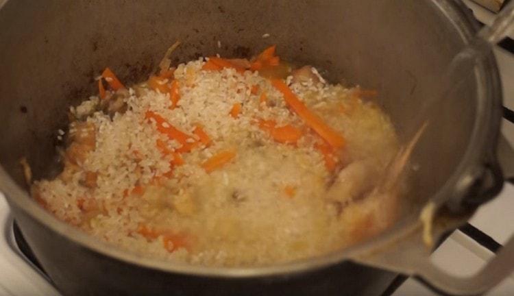Pour water over the cauldron wall so as not to disturb the layers of the dish.