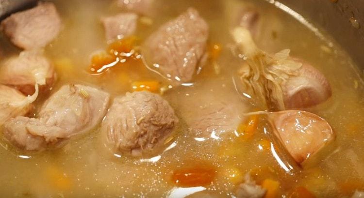 Close the pan with a lid and send it to the oven.