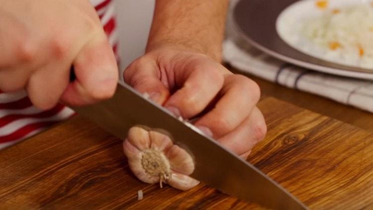 We remove only the husk from the garlic and cut the bottom.