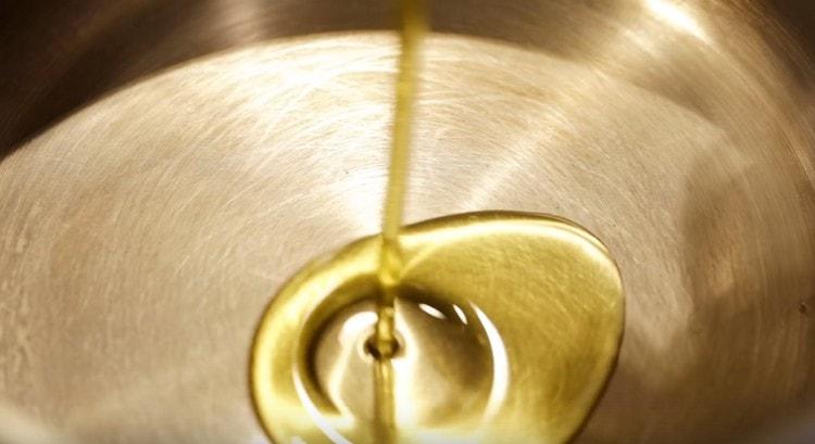 We heat the pan with a thick bottom, pour the vegetable oil.