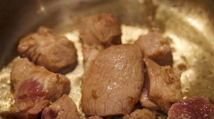 We put the meat in a pan and fry a little.