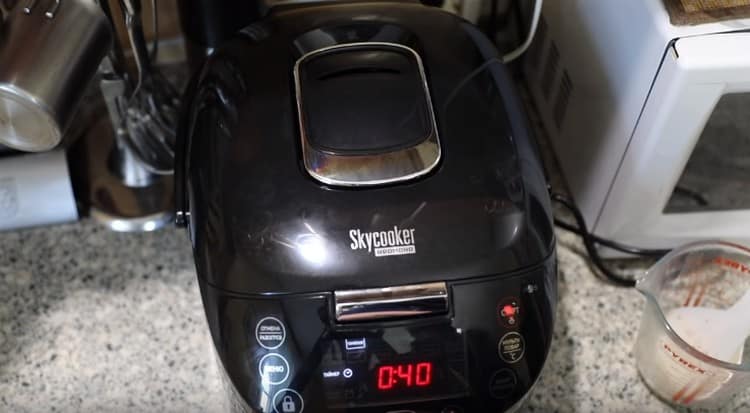 then the dish should languish for 40 minutes already with the multicooker lid closed.