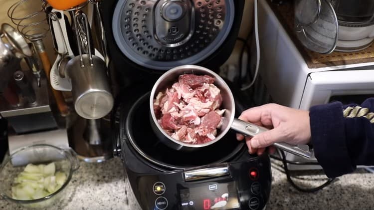 Cut the pork into pieces.