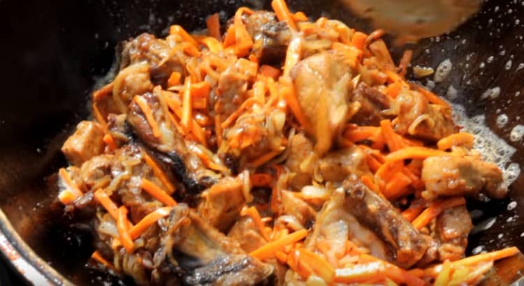 Fry meat with vegetables.