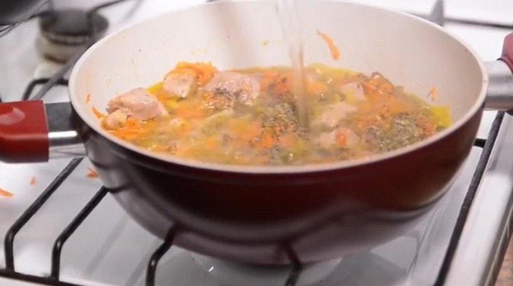 Pour boiling water to the meat and leave to stew.