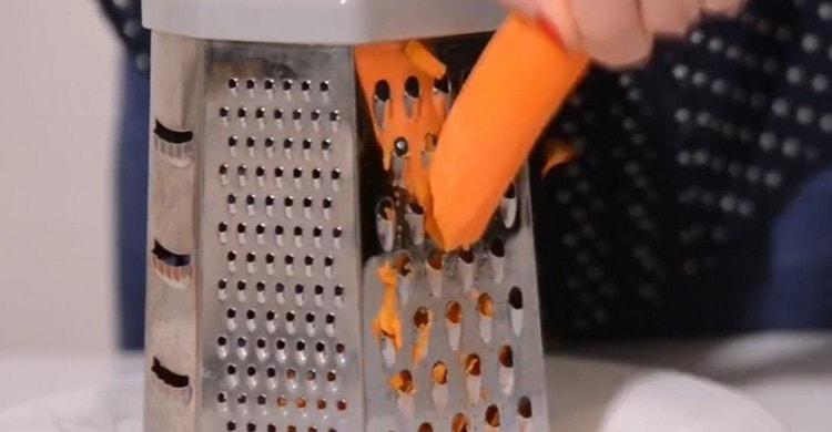 Grate peeled carrots.