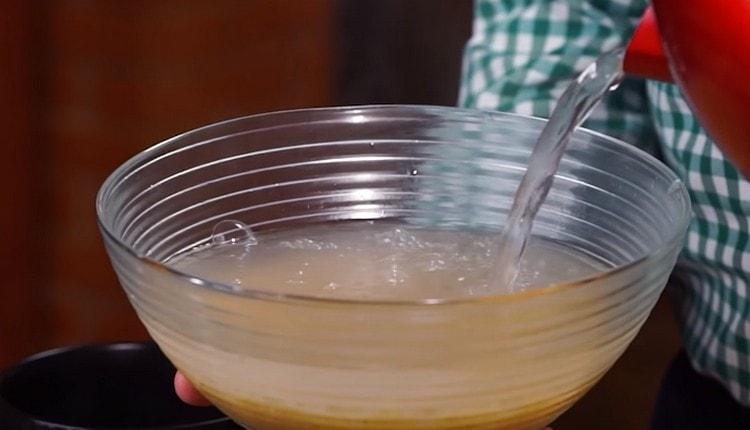 Rice must be filled with hot water.