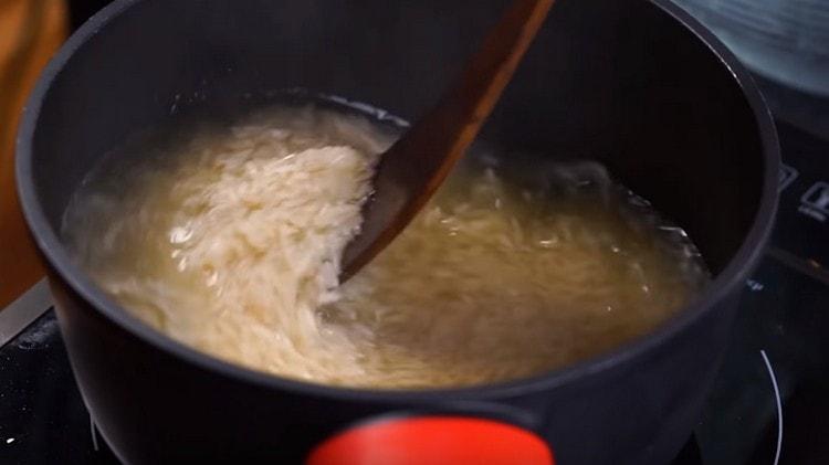 We send rice to boil in chicken broth.