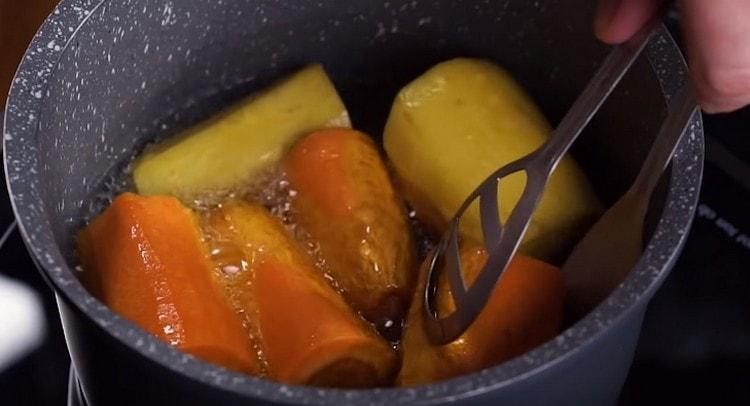 Carrots should be grated in oil.