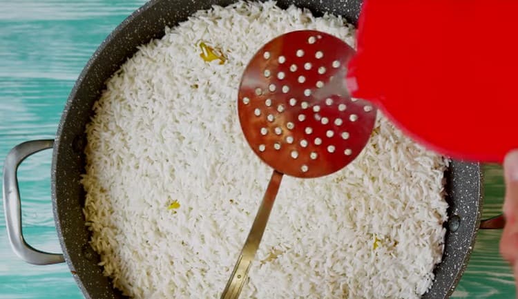 Gently fill the water so as not to disturb the layers of the dish.