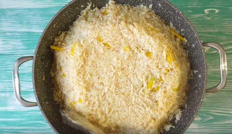 When almost all the water has evaporated, we collect the pilaf in the hill.