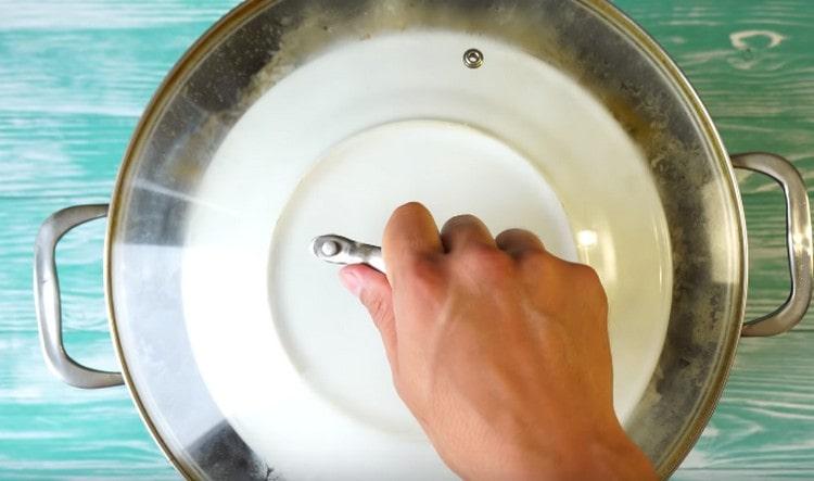 Cover with a plate and a lid, allow the dish to sweat.