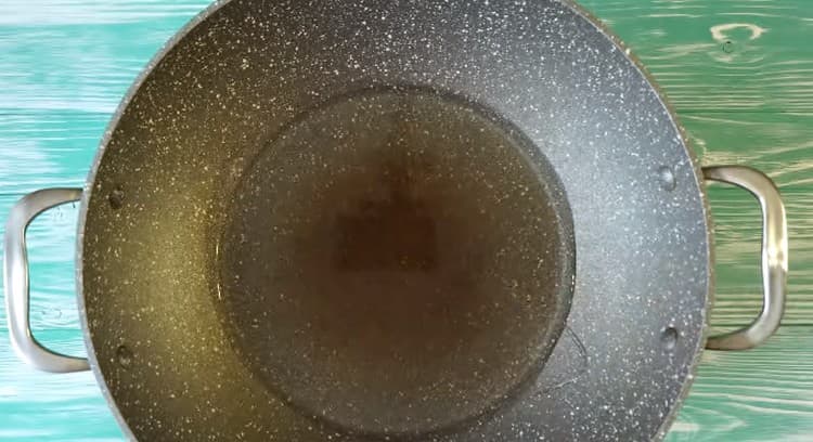 Heat a deep pan or a cauldron with vegetable oil.