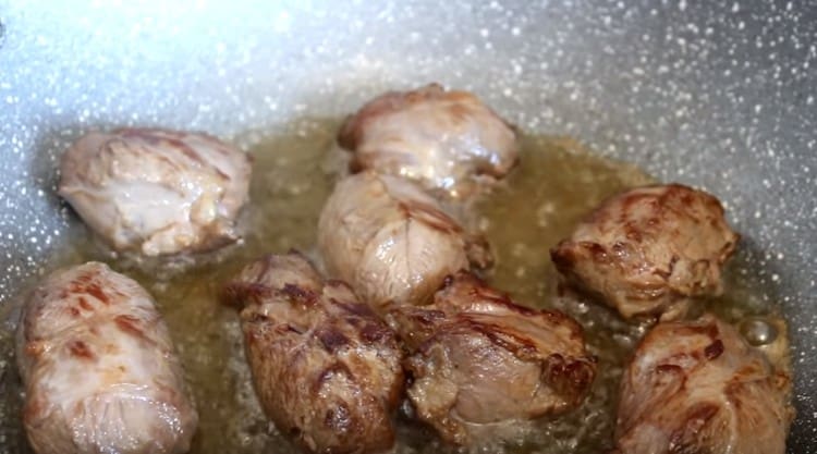 Spread the meat and fry until rosy.