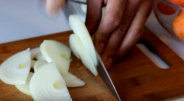 Cut the onion into half rings.