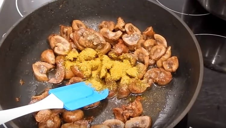 Add salt and spices to the kidneys to taste.