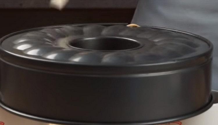 Let the charlotte cool completely by turning the form upside down.