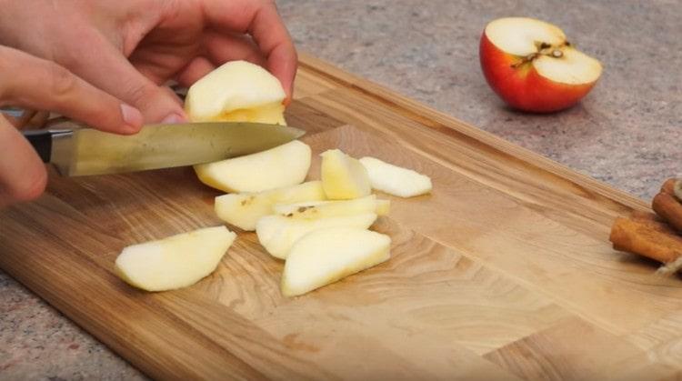 Wash apples, peel and sunflower seeds, cut into slices.