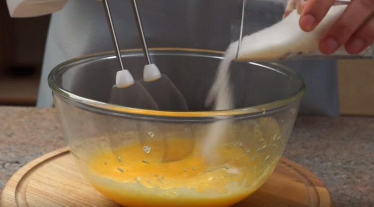 Beat the eggs, gradually adding sugar in them.