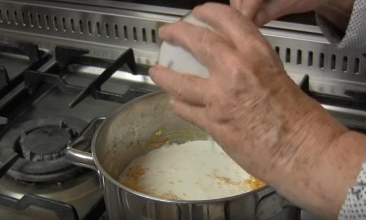 At the end, add cream to the dish, mix.