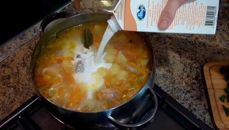 Enter the cream in the stew.