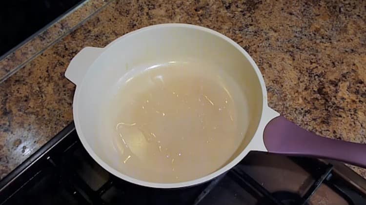 We heat the pan, pour the vegetable oil.