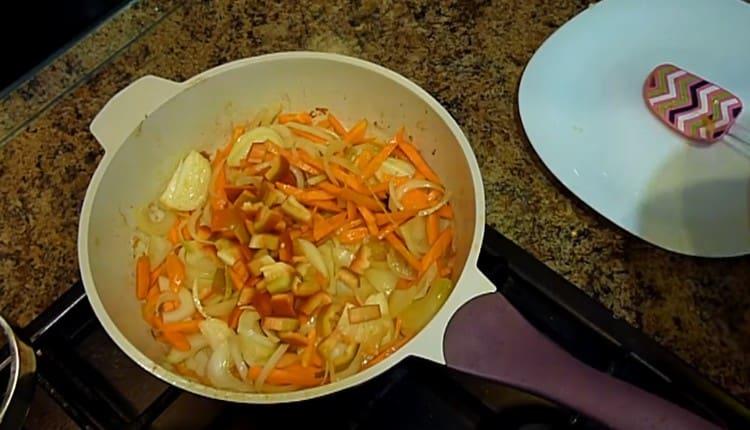 We chop the bell pepper and add to the pan to the carrots and onions.