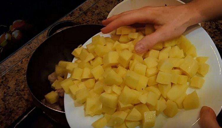 Dice the potatoes and immediately spread it to the meat.