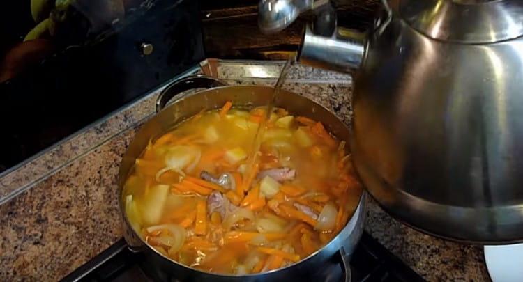 We also put the stewed vegetables into the pan and add water.