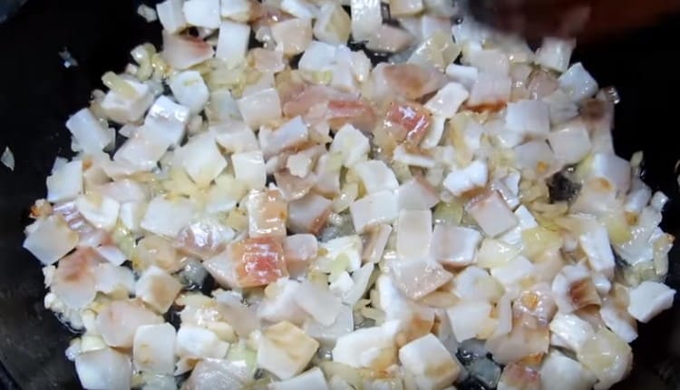 Add fish to the onion.