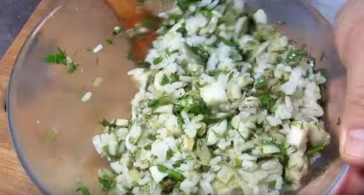 Add pepper, salt to taste, finely chopped greens to the filling, mix.