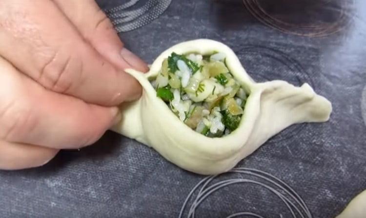 We connect the edges of the cake so that the filling is visible in the middle.