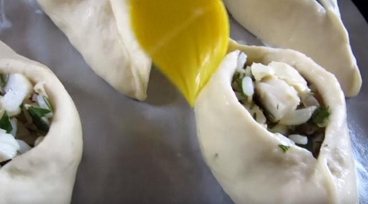 Lubricate the patties with a beaten egg and send to the oven.