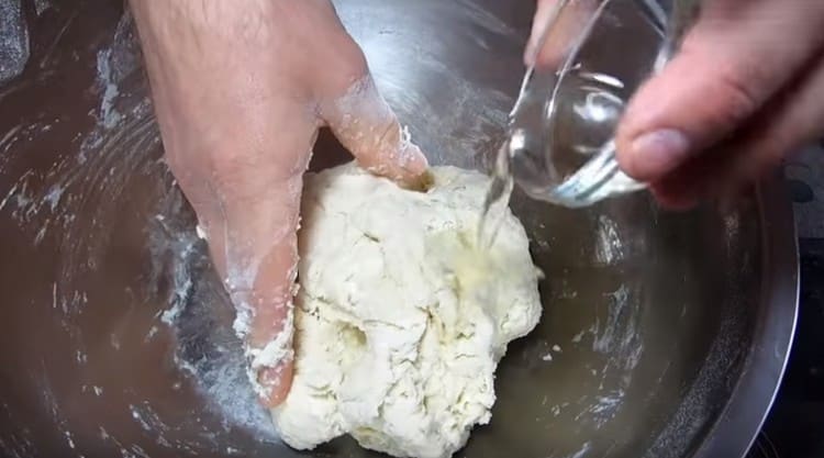 We introduce vegetable oil into an almost finished dough.