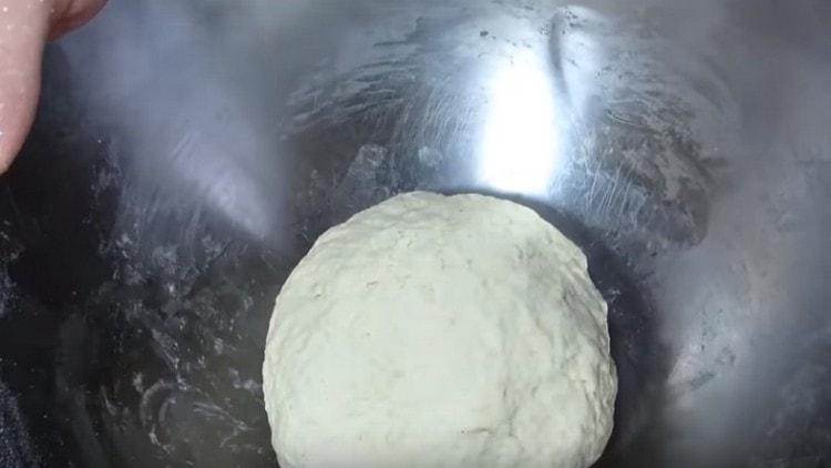 Leave the dough in a warm place so that it rises.