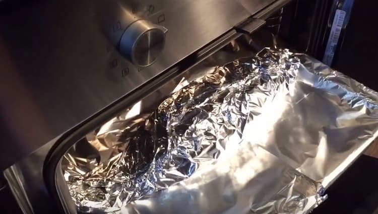 Having wrapped the fish in foil, we send it to the oven.