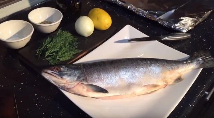 We clean pink salmon and wash it.